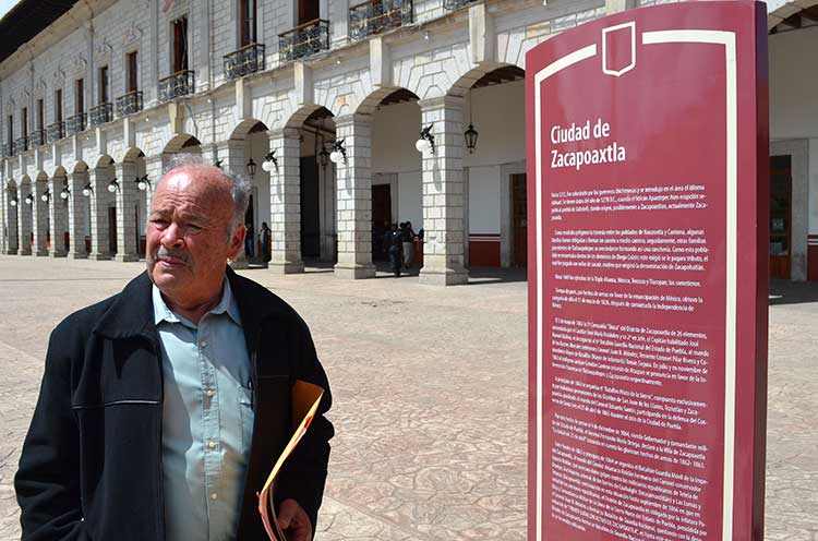 Hallan errores en placa con datos históricos colocada en Zacapoaxtla