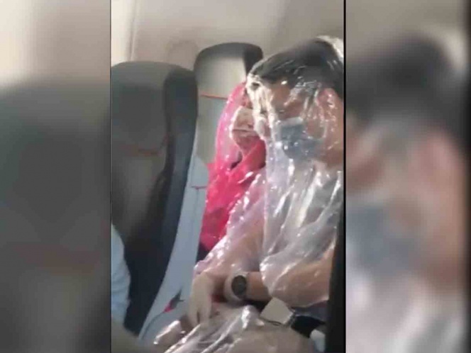 Se suben al avión envueltos en plástico para protegerse del coronavirus
