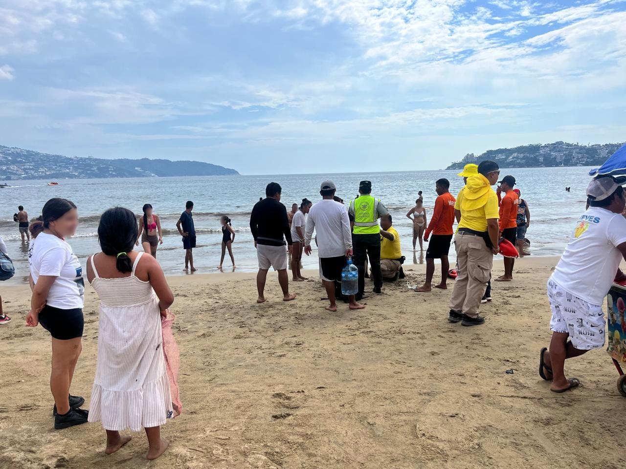 Rescatan a turista en playa de Acapulco