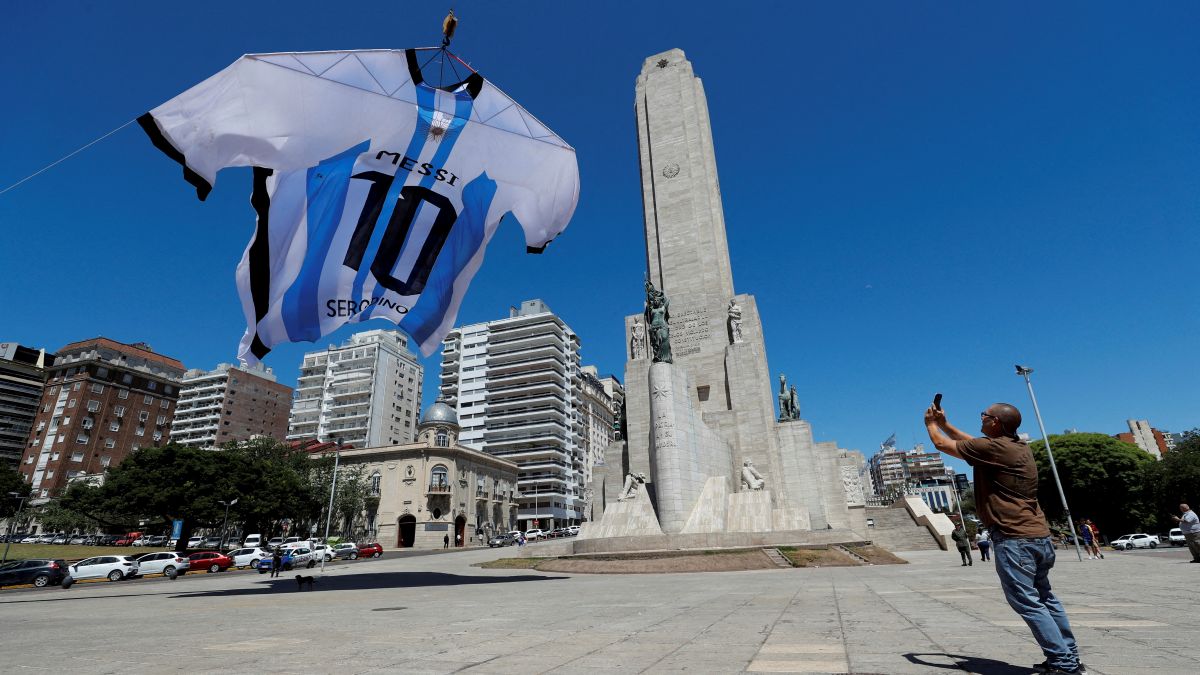 Playera gigante de Lionel Messi vuela sobre Argentina