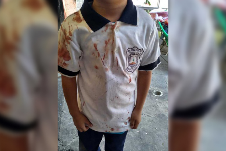 Denuncia bullying con playera de su hijo ensangrentada