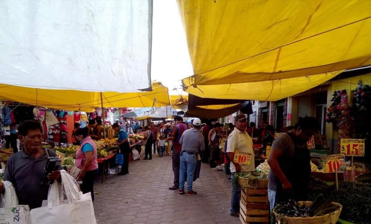 Por alza de contagios de COVID suspenden plaza de los lunes en Tlacotepec