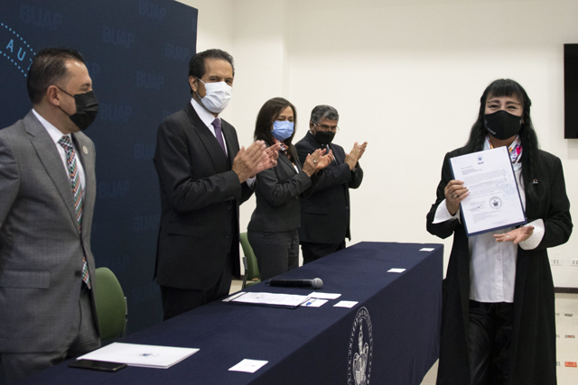 Entrega Esparza 93 nombramientos de plazas a personal académico en la BUAP