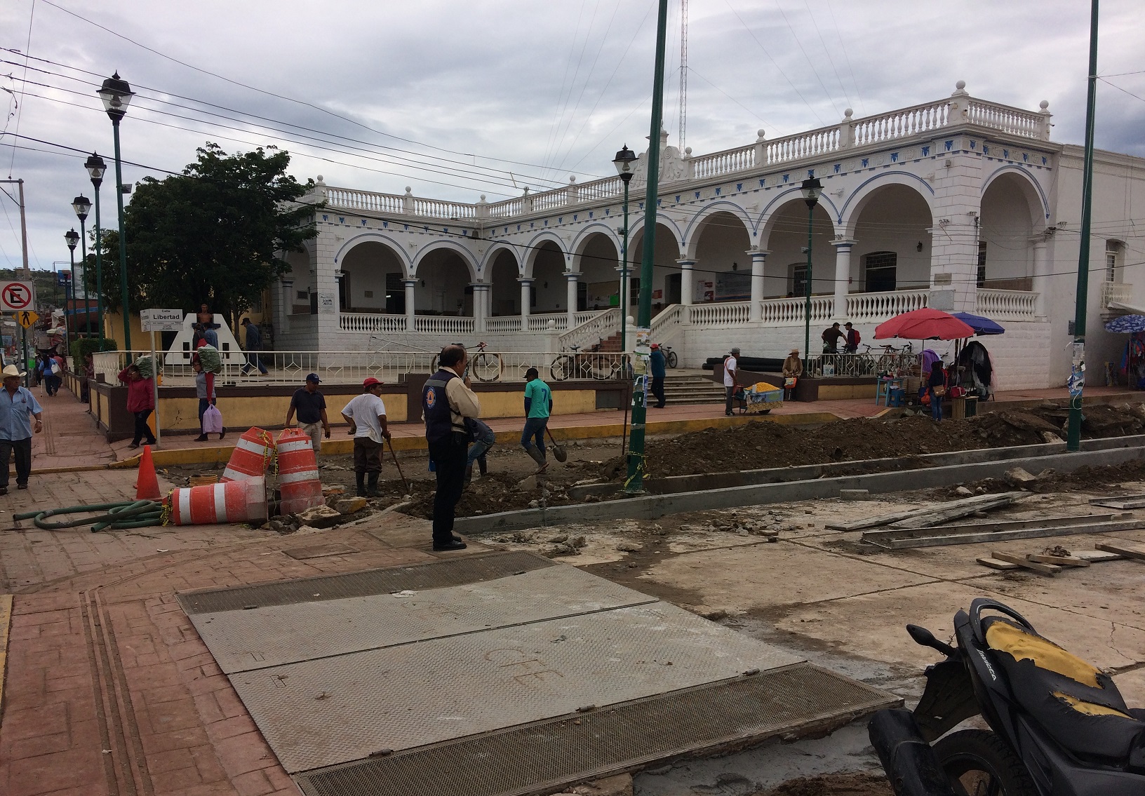 Remodelación de plaza cívica en Acatlán de Osorio lista en septiembre