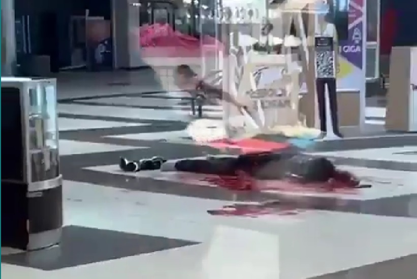 VIDEO Asesinan a una persona en la Plaza Sendero, Villa Hermosa