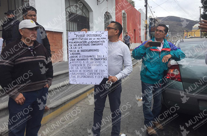 Maestros de la Uttecam entregan pliego petitorio a síndico de Tecamachalco