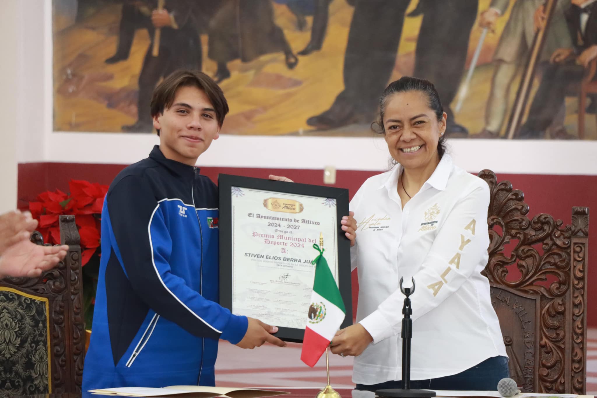 Ayala entrega premio municipal del deporte  a Elios Berra, destacado taekwondista