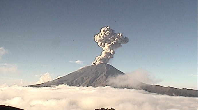 Registran 5 explosiones del Popocatépetl; una llegó a 2 km de altura