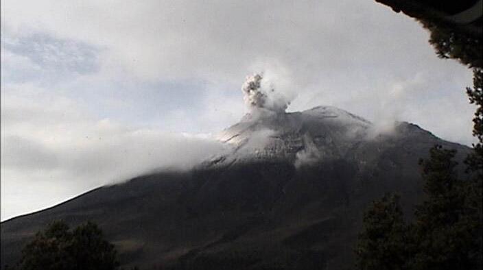 Cenapred registra 8 explosiones del Popocatépetl