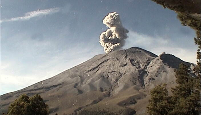 Registran 2 sismos y 8 explosiones en el Popocatépetl