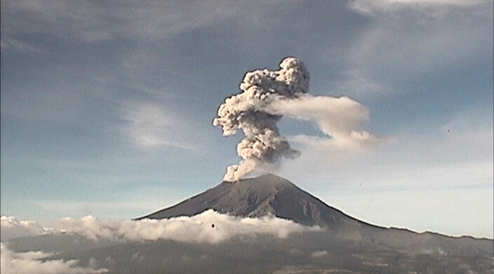 Expulsa Popocatépetl ceniza y fumarola de 2 km