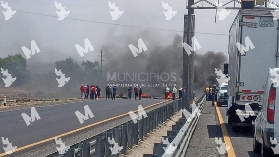 Un grupo de pobladores bloquean la autopista Puebla-Orizaba