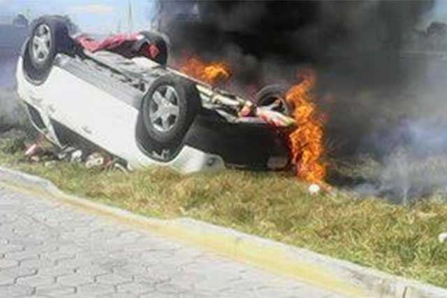 Golpean a 15 policías y queman autos de edil de Tlanepantla