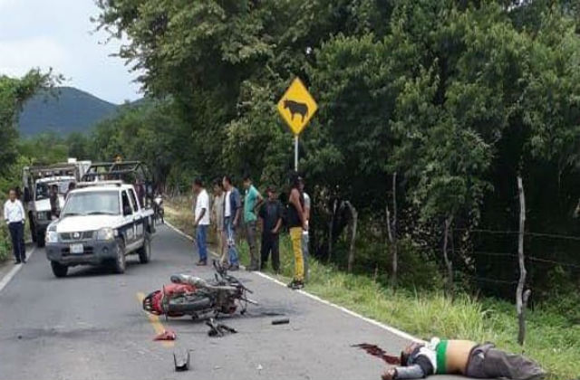 Muere empleado de Banco Azteca al chocar en moto