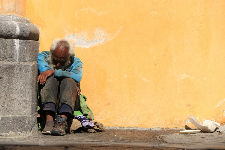 En pobreza, más de la mitad de adultos mayores en Puebla: Coneval