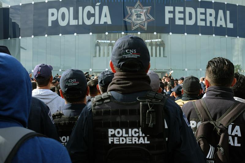 Policías federales exigen una indemnización del Gobierno Federal