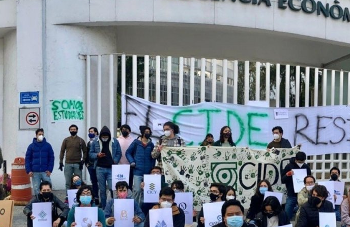 Alumnos del CIDE mantienen tomadas las instalaciones  