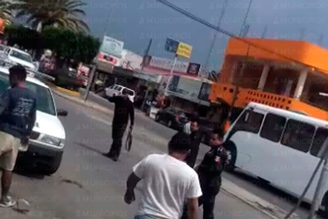 VIDEO: Policía agrede a civil en Tecamachalco