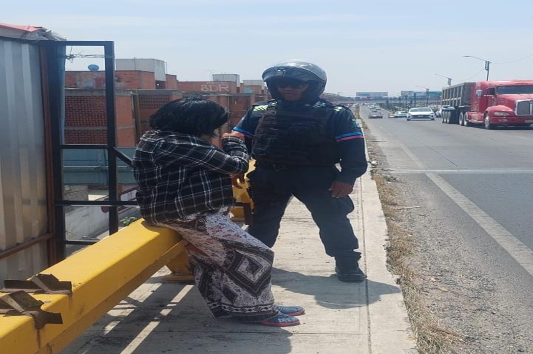 Mujer intentaba quitarse la vida al aventarse de un puente en el Periférico Ecológico