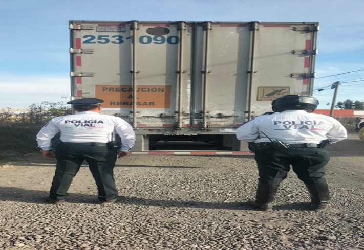 Policía de Coronango asegura tráiler con reporte de robo