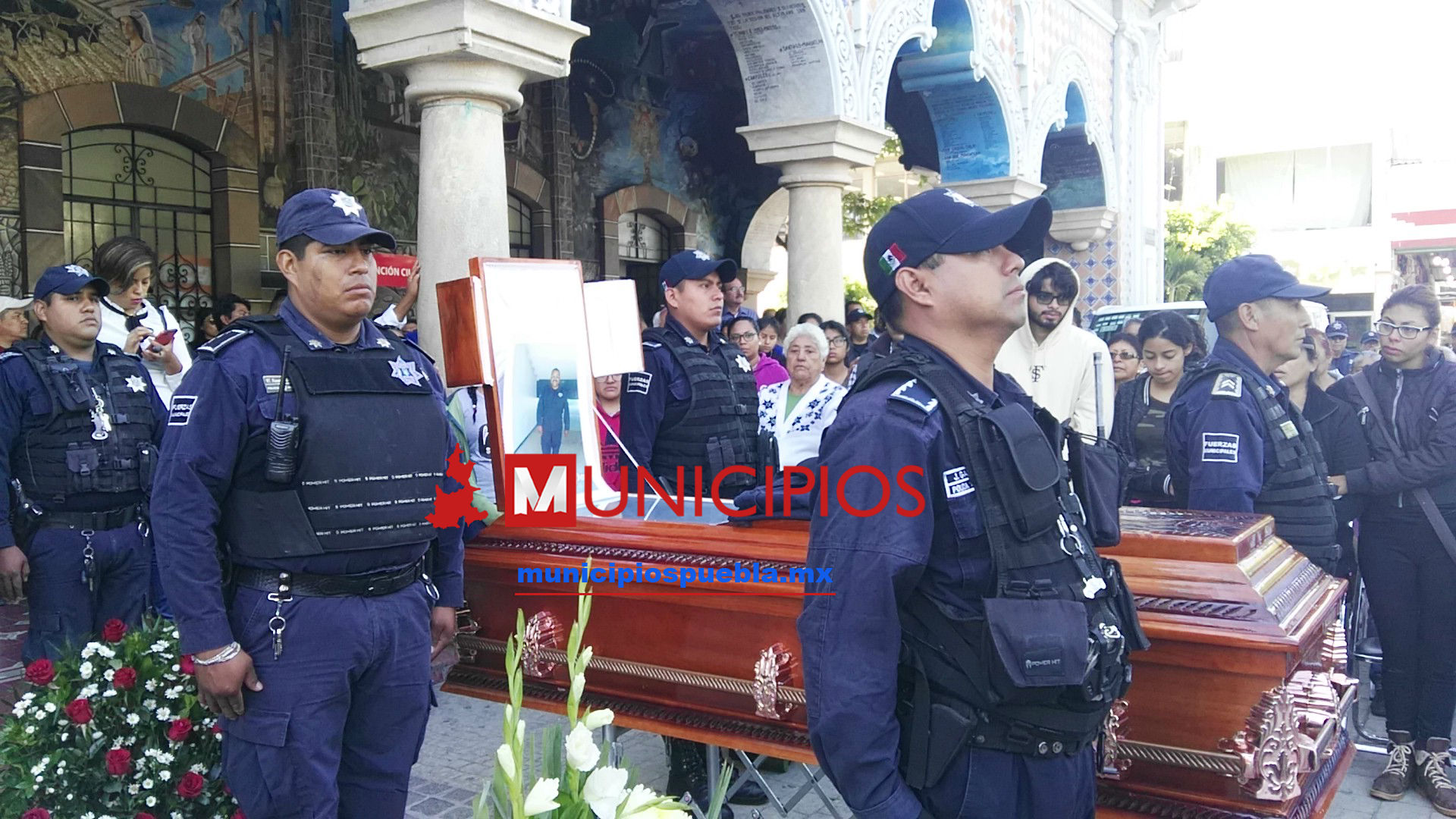 VIDEO: Rinden homenaje póstumo a policía caído en Tehuacán