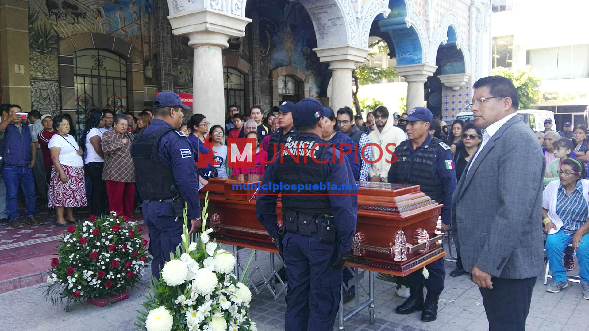 VIDEO: Rinden homenaje póstumo a policía caído en Tehuacán