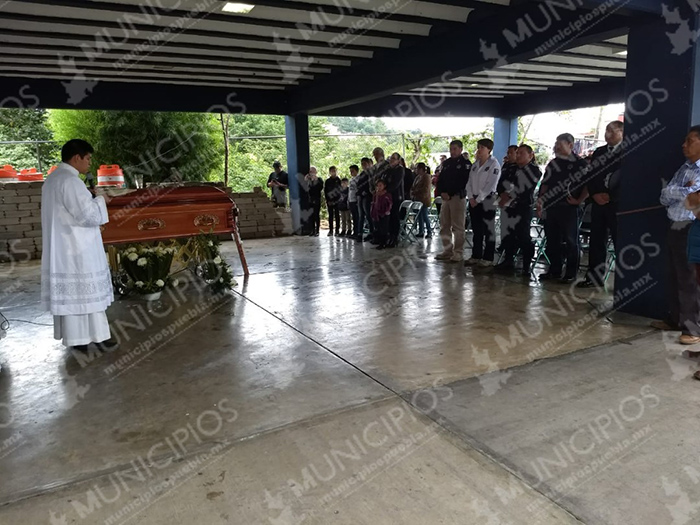 Rinden homenaje a policía fallecido en Atempan