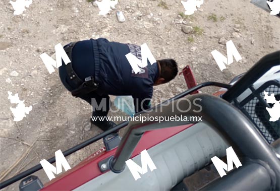 Cachan a policía de Santo Tomás Hueyotlipan ordeñando gasolina de la patrulla