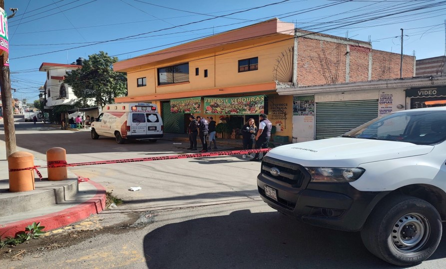 Rescatan a mujer de un pozo ubicado dentro de una vivienda