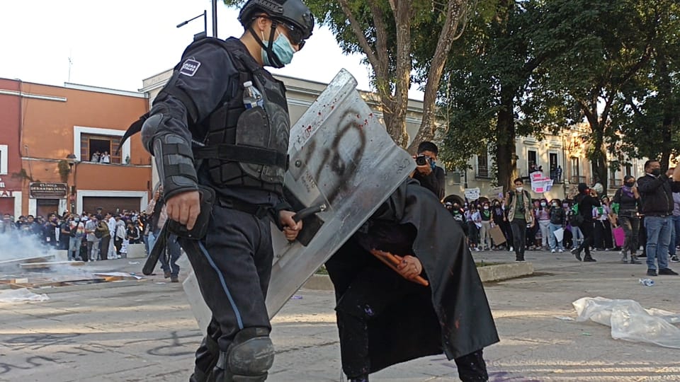 En Tlaxcala feministas retiran vallas y causan destrozos en Palacio de Gobierno