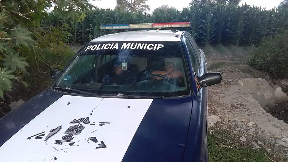 Exhiben a policías de Tlacotepec durmiendo en su patrulla