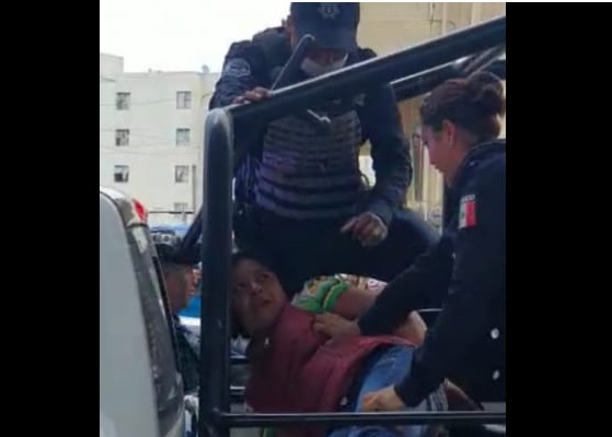 VIDEO A empujones y patadas derriban a detenida en Amalucan