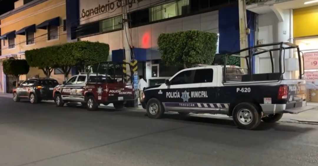 Policía de Tehuacán resulta lesionada tras caer de patrulla en movimiento