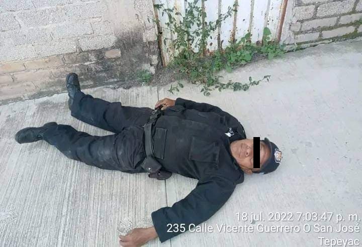Vigilante de barrio se duerme en plena vía pública en Tehuacán 