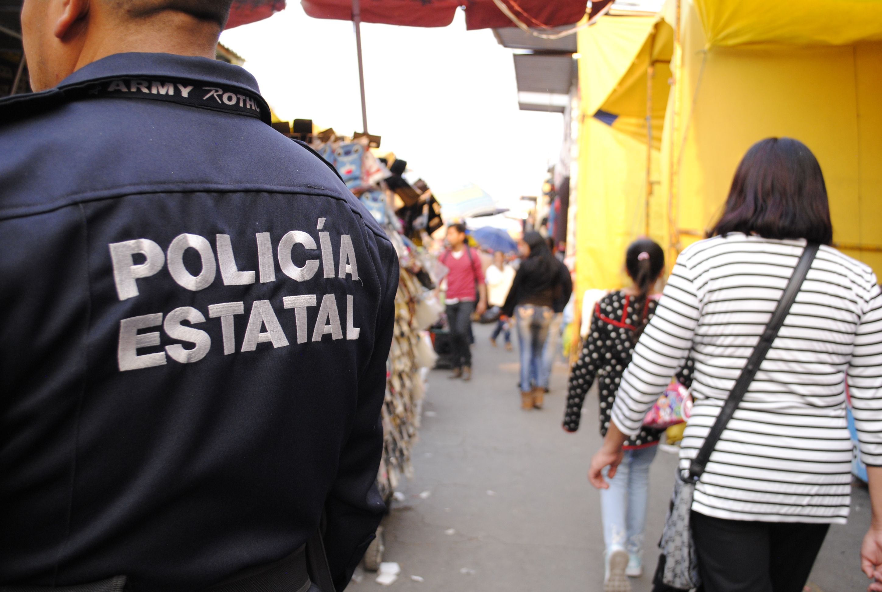 Policías estatales refuerzan seguridad en tianguis de San Martín Texmelucan