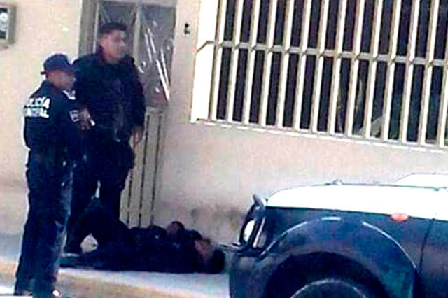 Suspenden a policía de Tehuacán por dormir en la calle