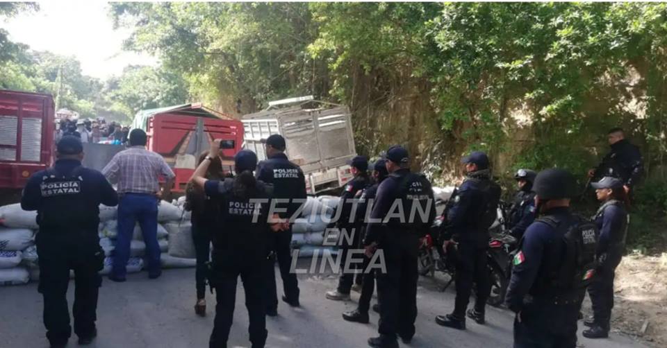 Policía Estatal intenta liberar bloqueo en Acateno