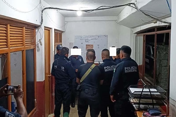 Policías de Cuetzalan se fueron a paro por incumplimiento de pago