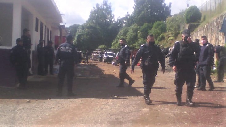 Reanuda Vargas negociación con policías inconformes de Huauchinango
