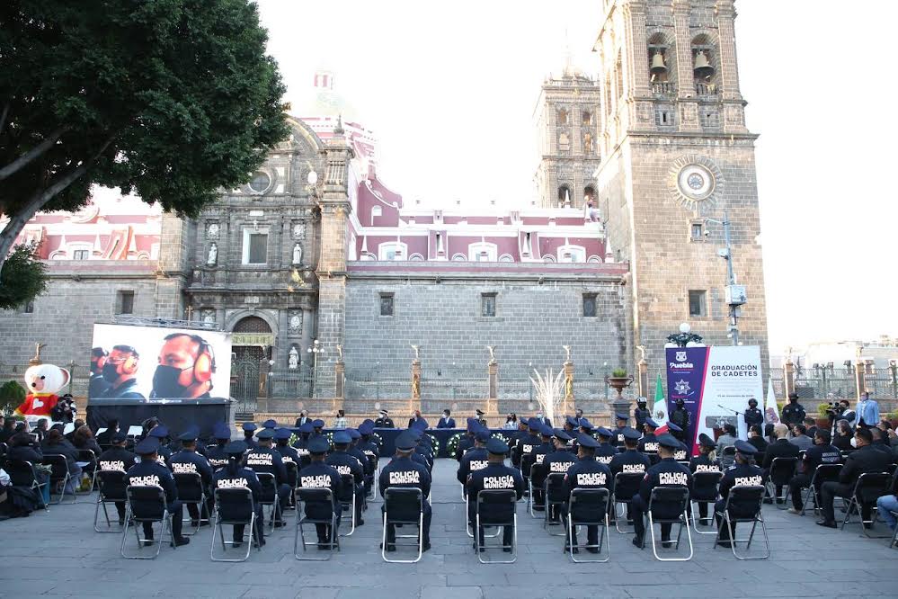 27 cadetes rindieron protesta como nuevos policías en Puebla
