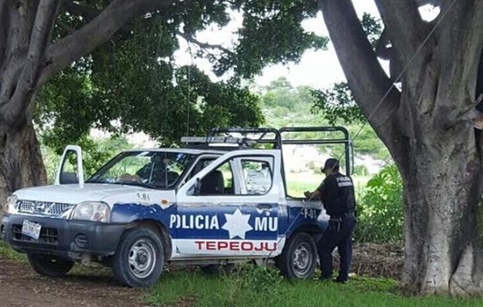 Policías de Tepeojuma se la pasan en el celular