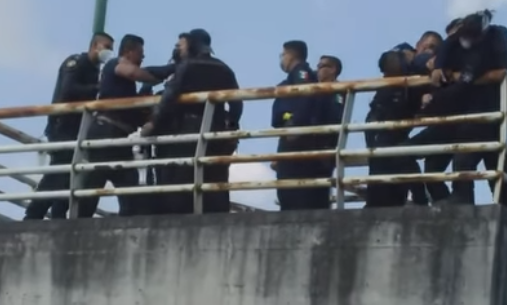 VIDEO Elementos SSC Puebla protagonizan pelea en Villa Frontera