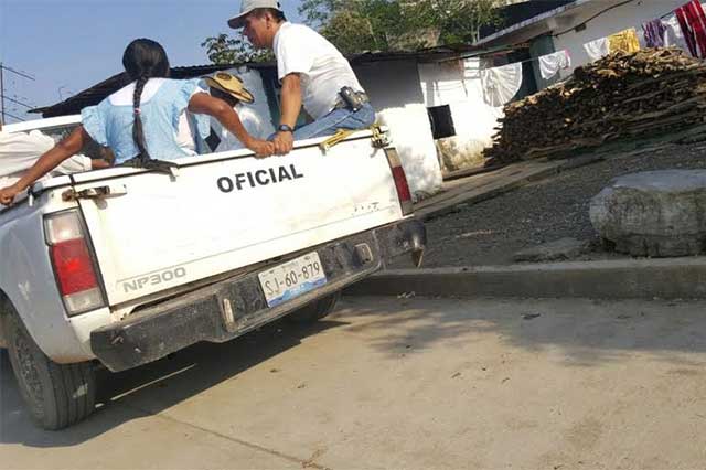 Transportan despensas y seguidores de Gali en vehículo oficial de Huitzilan