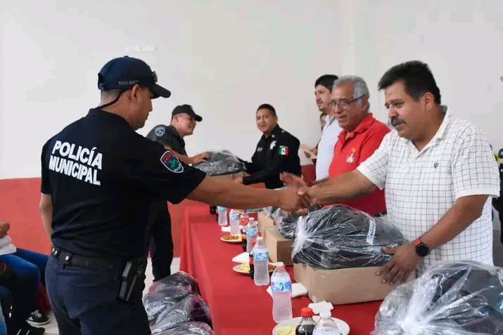 Dan uniformes a policías de Huitzilan de Serdán