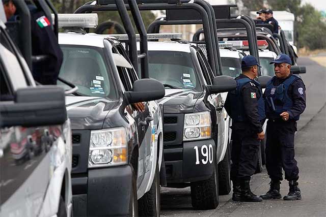 Comerciantes enfrentan a policías y evitan operativo en Tepeaca