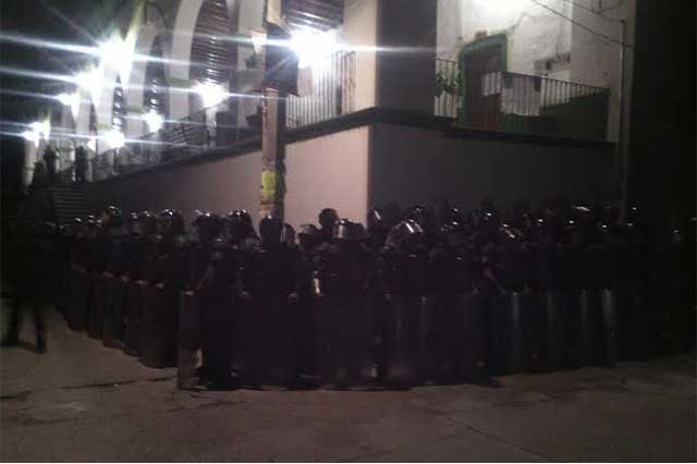 Policías Estatales resguardan alcaldía de Chiautzingo