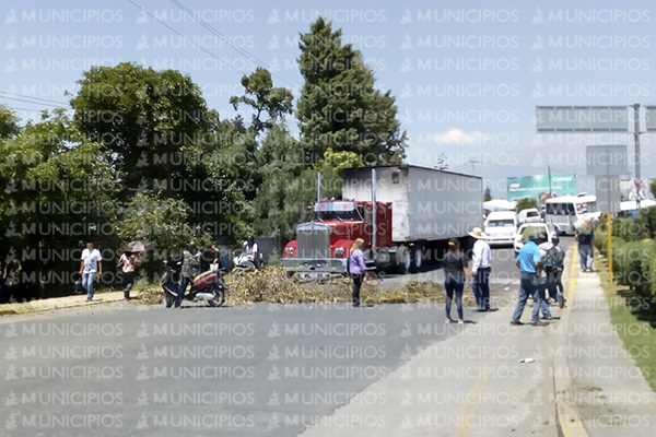 Familiares de policías detenidos cierran acceso a Texmelucan
