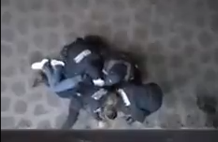 VIDEO Montoneros: 5 policías de Chignautla someten a un hombre