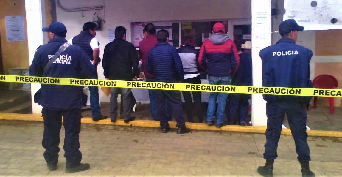 Buscan procesar por extorsión a expolicías de Ahuazotepec