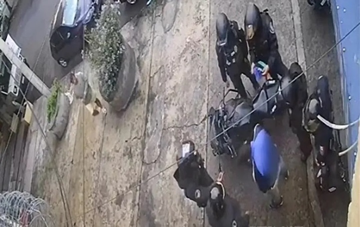 VIDEO Exhiben a policías que roban durante una revisión